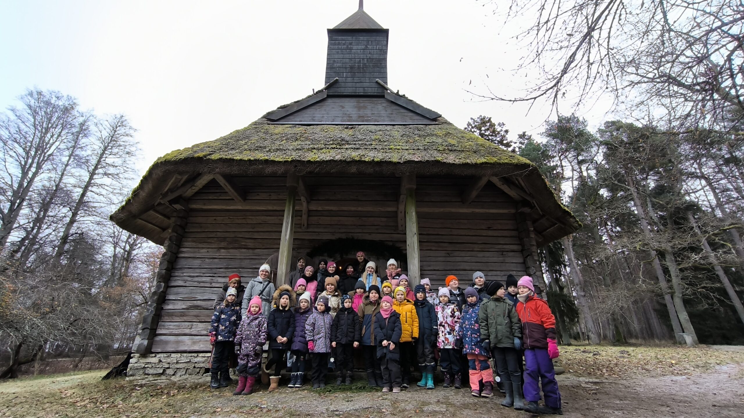 Kolmandat adventi tähistasime traditsiooni kohaselt Eesti Vabaõhumuuseumi Jõulukülas.Enamik esinejatest polnud siis veel sündinudki, kui õpetaja Marika oma laul